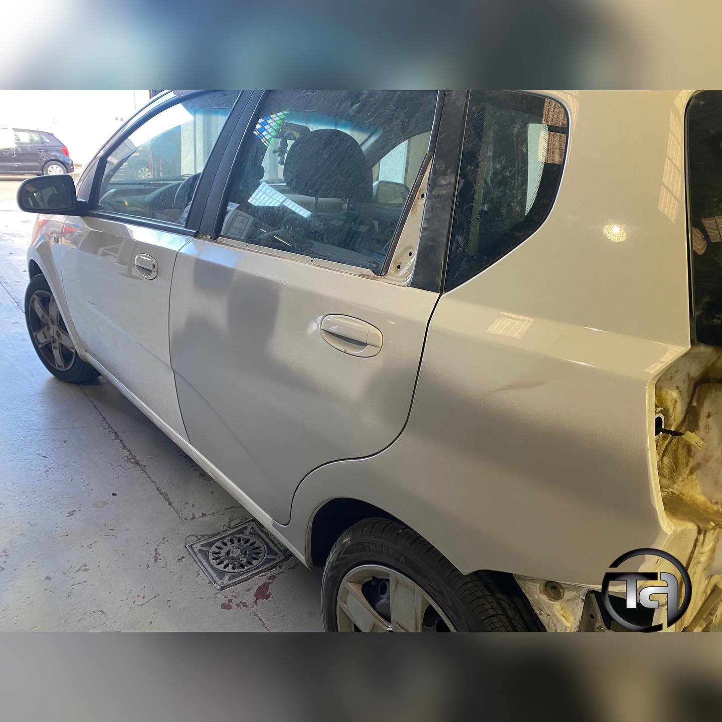Reparaciób y pintura Chevrolet Aveo blanco bicapa talleres axarquia, chapa y pintura, mecanica, taller concertado, compañias de seguros, coches de sustitución, mecanica, reparación del automovil, taller en velez malaga, malaga, axarquia, trabajos en bancada, reparacion, llantas, pintado de llantas, maquina de ozono, Pintura Completa,