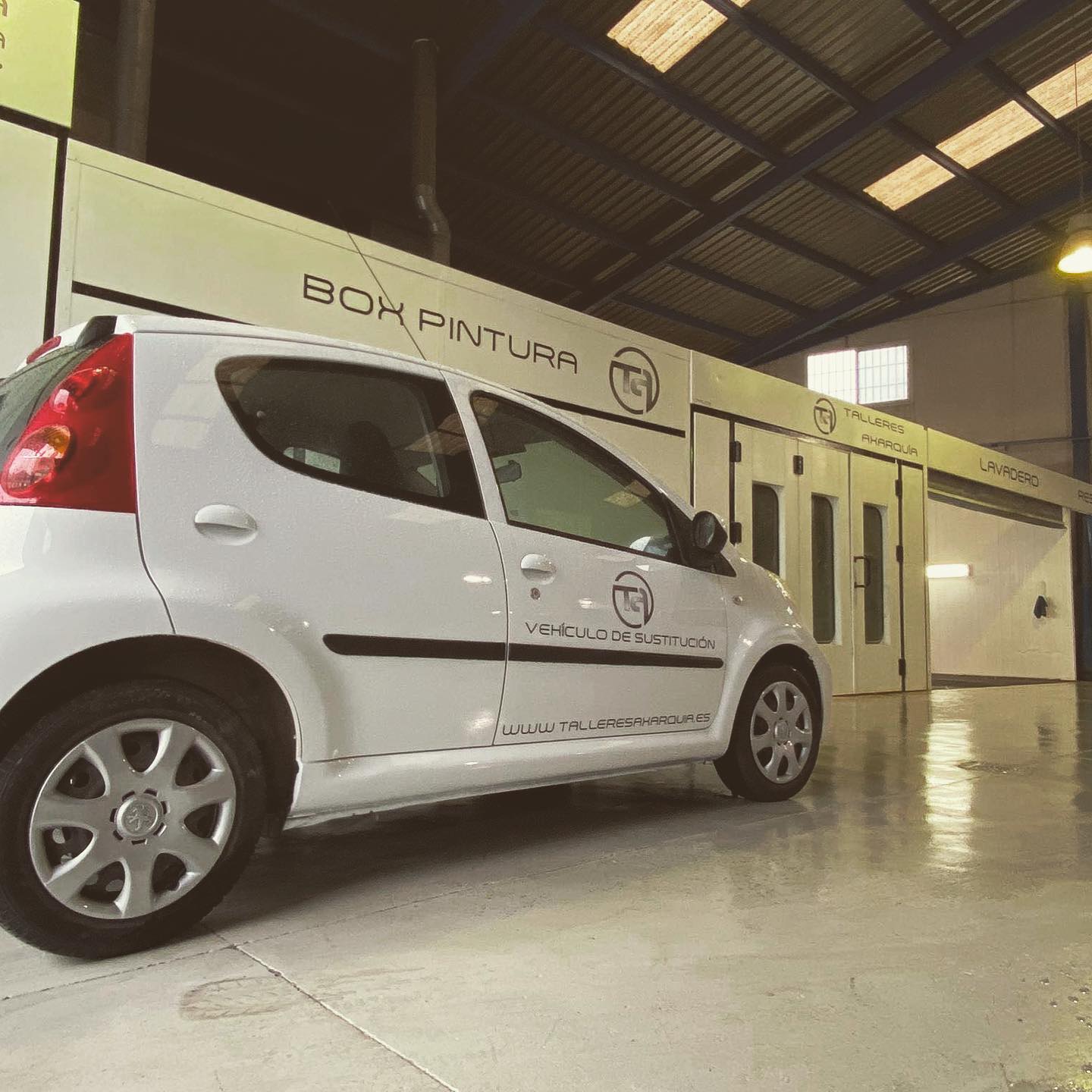 Estamos en Instagram talleres axarquia, estamos en instagram, chapa y pintura, taller concertado, velez malaga, pintura de coches, bancada, chapa,