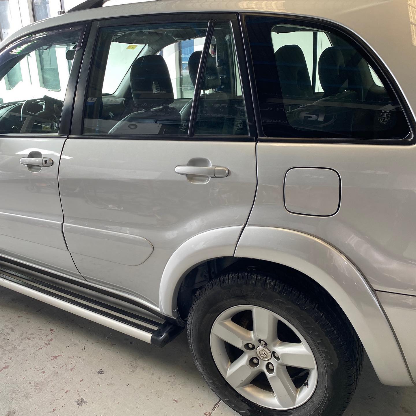 Toyota Rav 4 gris, golpe lateral toyota rav4 gris lateral 1, talleres axarquia, chapa y pintura, mecanica, taller concertado, compañias de seguros, coches de sustitución, mecanica, reparación del automovil, taller en velez malaga, malaga, axarquia, trabajos en bancada, reparacion, llantas, pintado de llantas, maquina de ozono, Pintura Completa,