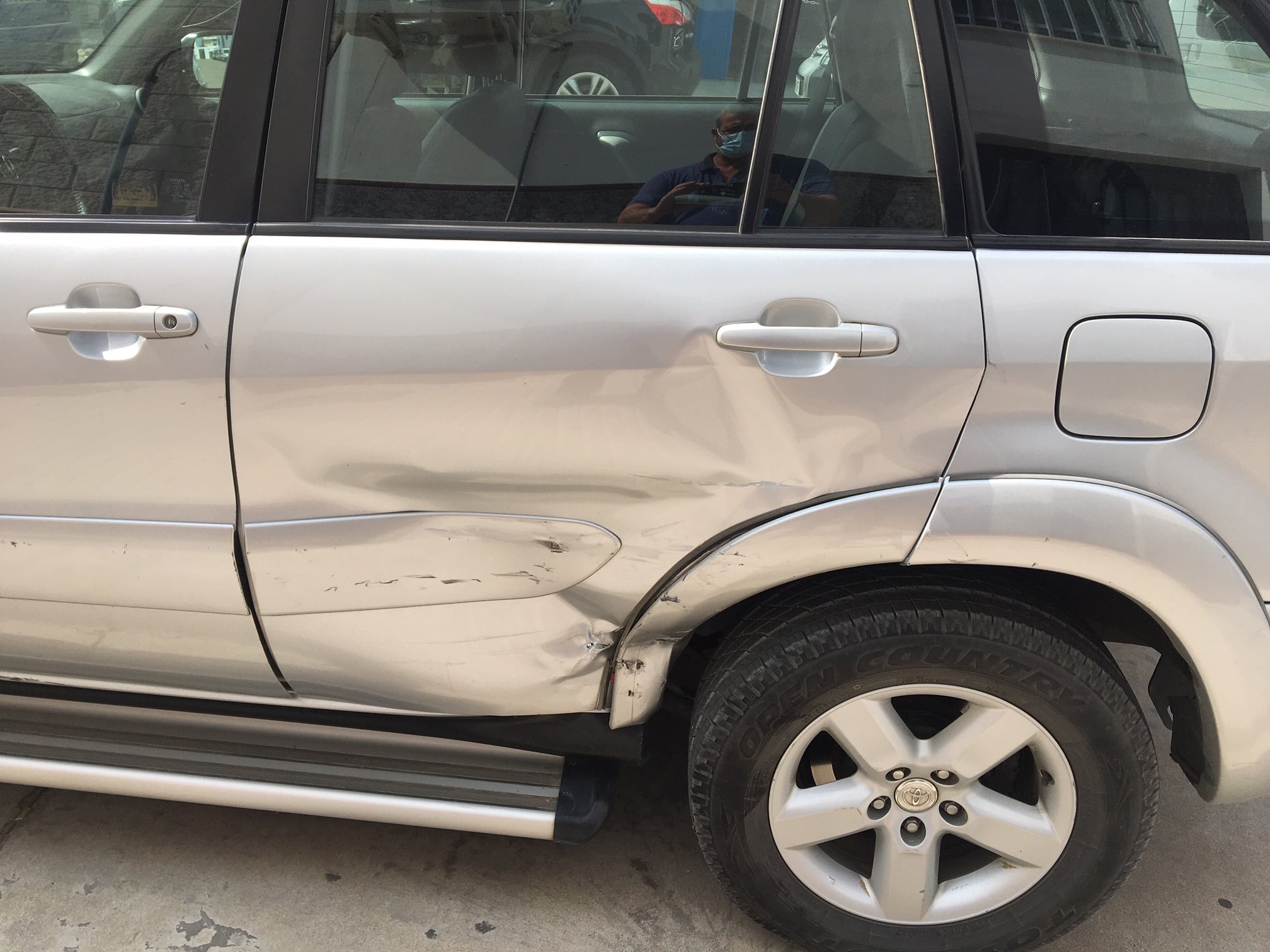 Toyota Rav 4 gris, golpe lateral toyota rav4 gris lateral 1, talleres axarquia, chapa y pintura, mecanica, taller concertado, compañias de seguros, coches de sustitución, mecanica, reparación del automovil, taller en velez malaga, malaga, axarquia, trabajos en bancada, reparacion, llantas, pintado de llantas, maquina de ozono, Pintura Completa,