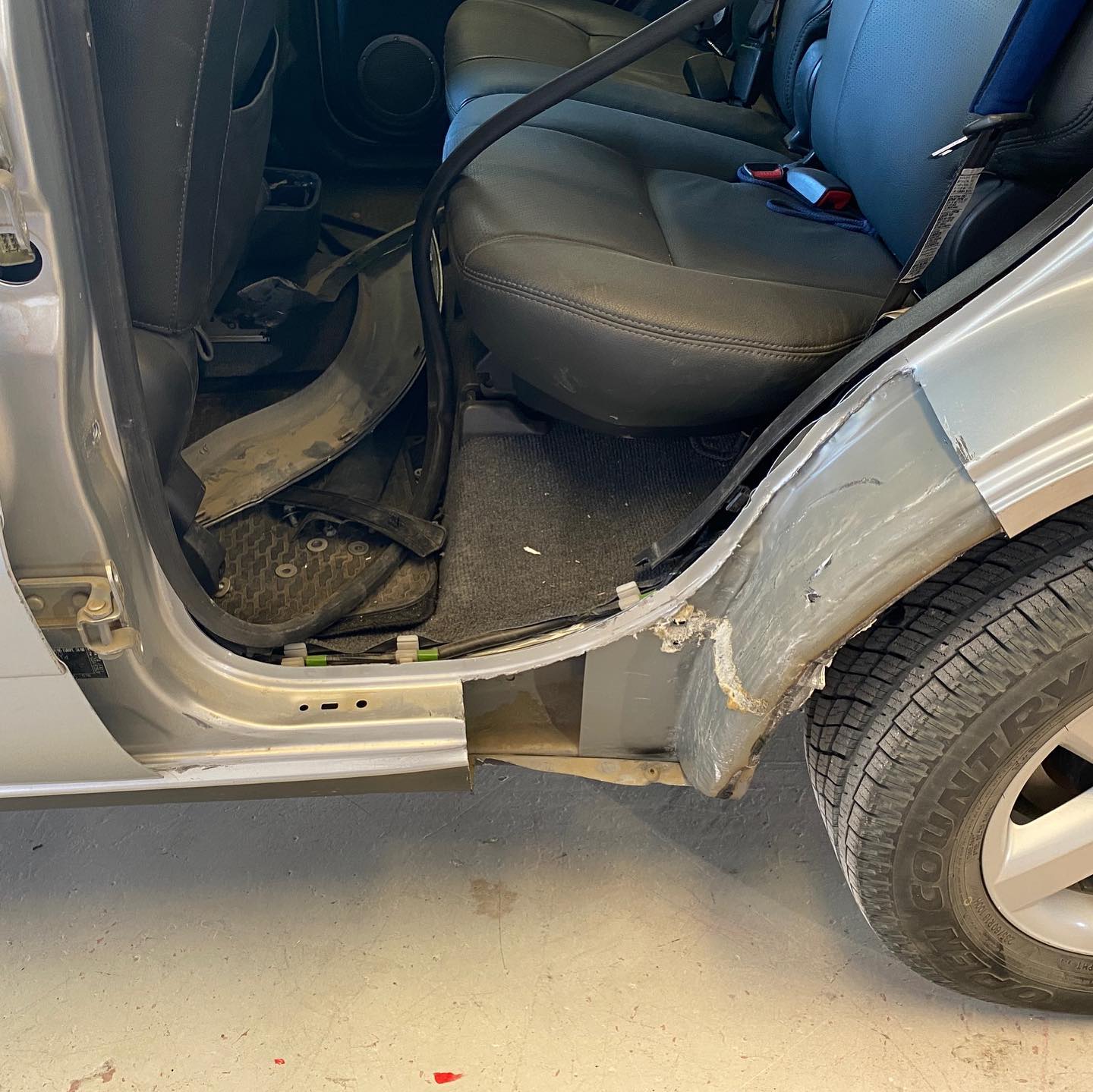 Toyota Rav 4 gris, golpe lateral toyota rav4 gris lateral 1, talleres axarquia, chapa y pintura, mecanica, taller concertado, compañias de seguros, coches de sustitución, mecanica, reparación del automovil, taller en velez malaga, malaga, axarquia, trabajos en bancada, reparacion, llantas, pintado de llantas, maquina de ozono, Pintura Completa,