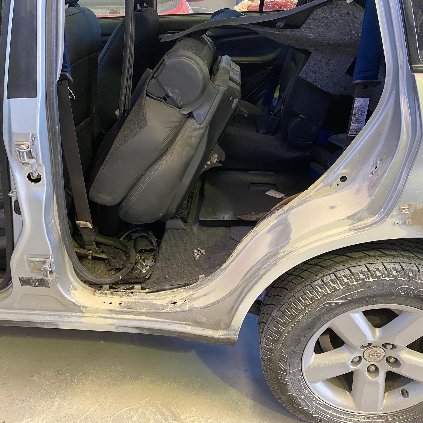 Toyota Rav 4 gris, golpe lateral toyota rav4 gris lateral 1, talleres axarquia, chapa y pintura, mecanica, taller concertado, compañias de seguros, coches de sustitución, mecanica, reparación del automovil, taller en velez malaga, malaga, axarquia, trabajos en bancada, reparacion, llantas, pintado de llantas, maquina de ozono, Pintura Completa,